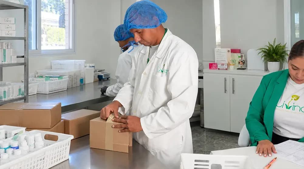 Equipo de Living trabajando en el laboratorio